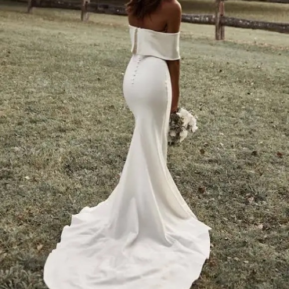 Brand New, never been worn Custom Grace Loves Lace size 4 wedding dress. - Picture 3 of 5